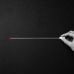 Mano che traccia una linea di gesso da un punto: ripartire da zero