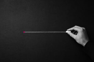 Mano che traccia una linea di gesso da un punto: ripartire da zero
