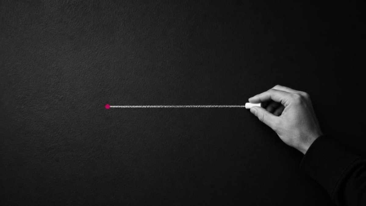 Mano che traccia una linea di gesso da un punto: ripartire da zero